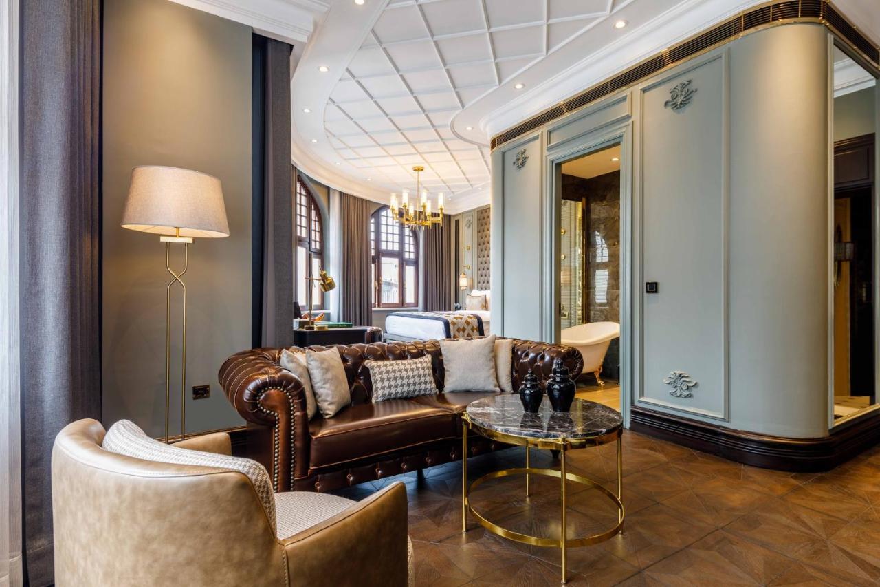 Cronton Design Hotel Istambul Exterior foto The living room of a suite at The Ivy Hotel